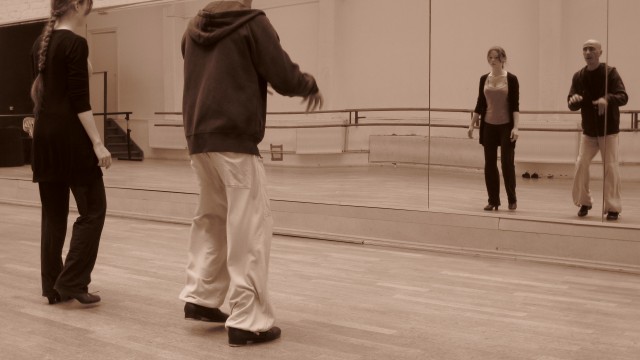 Astaire et Lully© est un projet de comédie en cours de création. Dans ce spectacle, Fred Astaire (Jean-Pierre Douterluigne aux claquettes) et Ginger Rogers (Astrée Wartelle au flamenco) communiquent et s'affrontent par la danse. La musique consiste en une déclinaison de la « Marche pour la cérémonie des Turcs » de Lully en différents registres musicaux : tantôt swing, tantôt flamenco, tantôt marche funèbre...